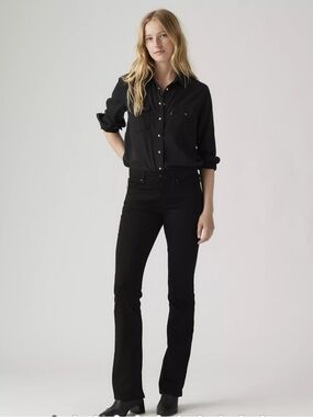 Levi’s 315 Shaping Bootcut Jeans in soft black. Size 28